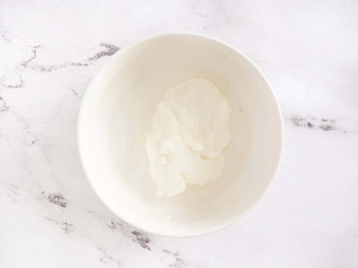 Yaourt, eau et sel dans un bol.