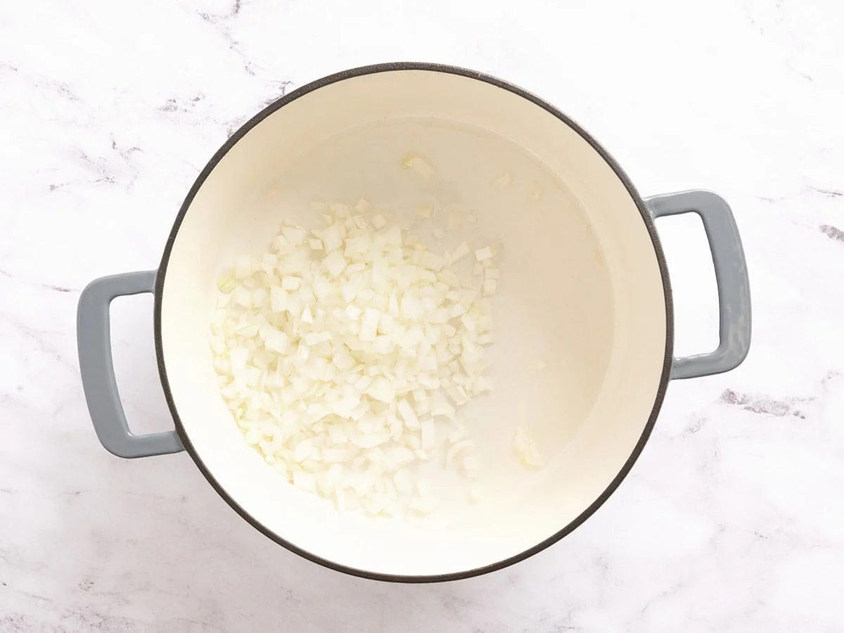 Oignon émincé dans une casserole.