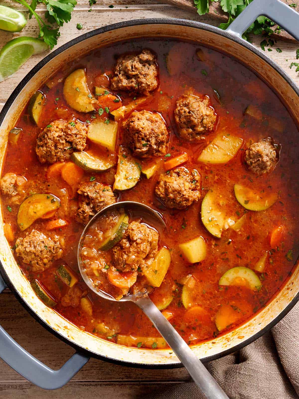 Vue aérienne d'un pot de soupe mexicaine aux boulettes de viande (Albondigas)