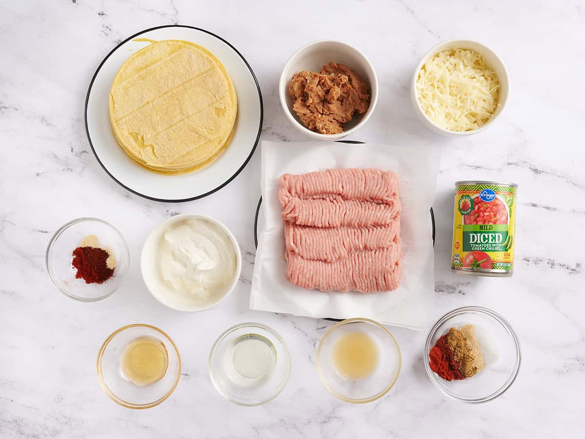 Les ingrédients pour faire des tacos sur plaque.