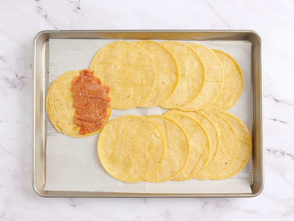 Garniture de viande de dinde répartie sur la moitié d'une tortilla.