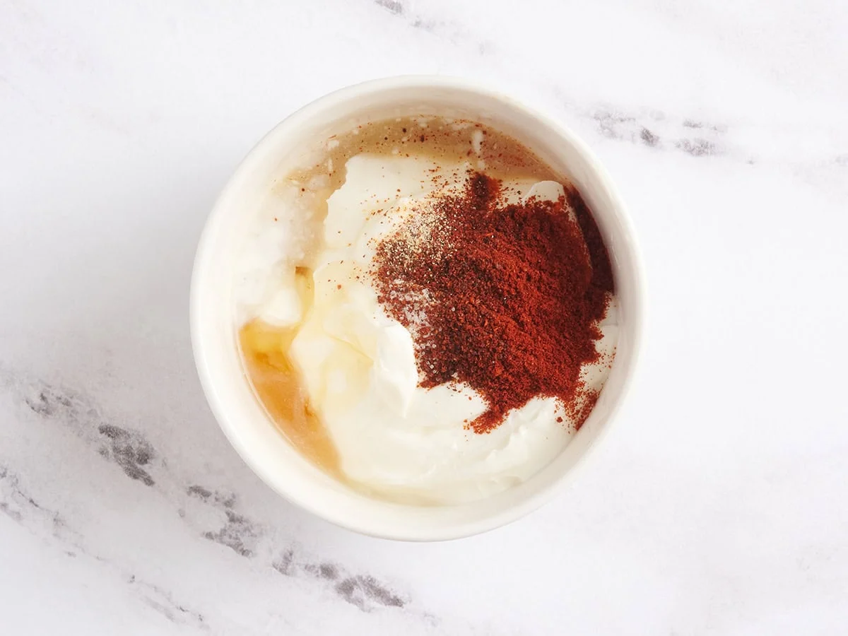 Les ingrédients pour faire une trempette à la crème sure dans un bol.