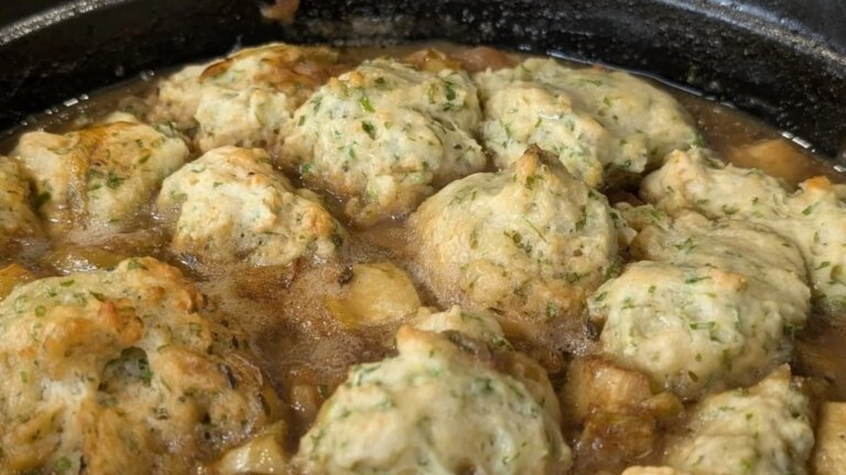 Ragoût de porc et de pommes de Wade Murphy avec raviolis aux herbes