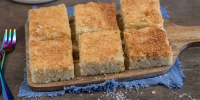 Gâteau au babeurre juteux du plateau | avec noix de coco et crème