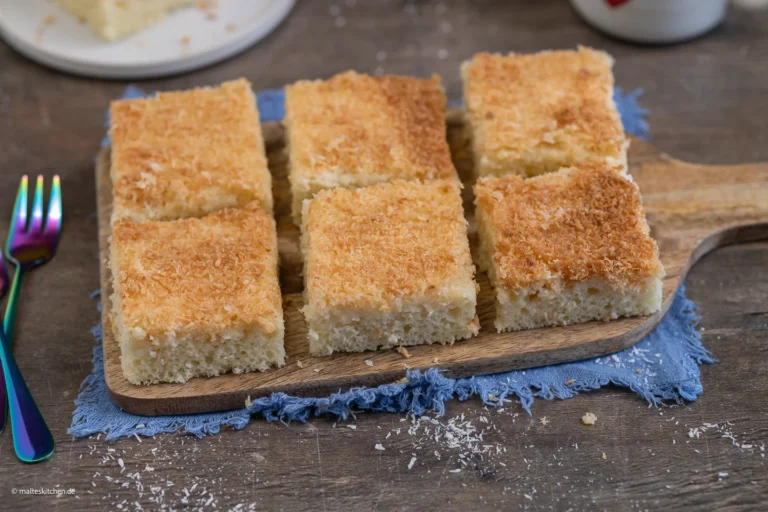 Gâteau au babeurre juteux du plateau | avec noix de coco et crème