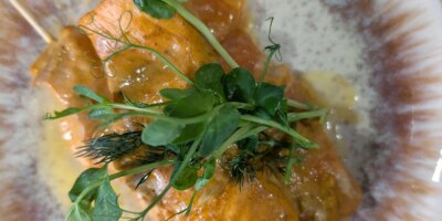 Saumon tikka d'Aisling Larkin avec une salade crémeuse de concombre et de radis avec du riz bijou