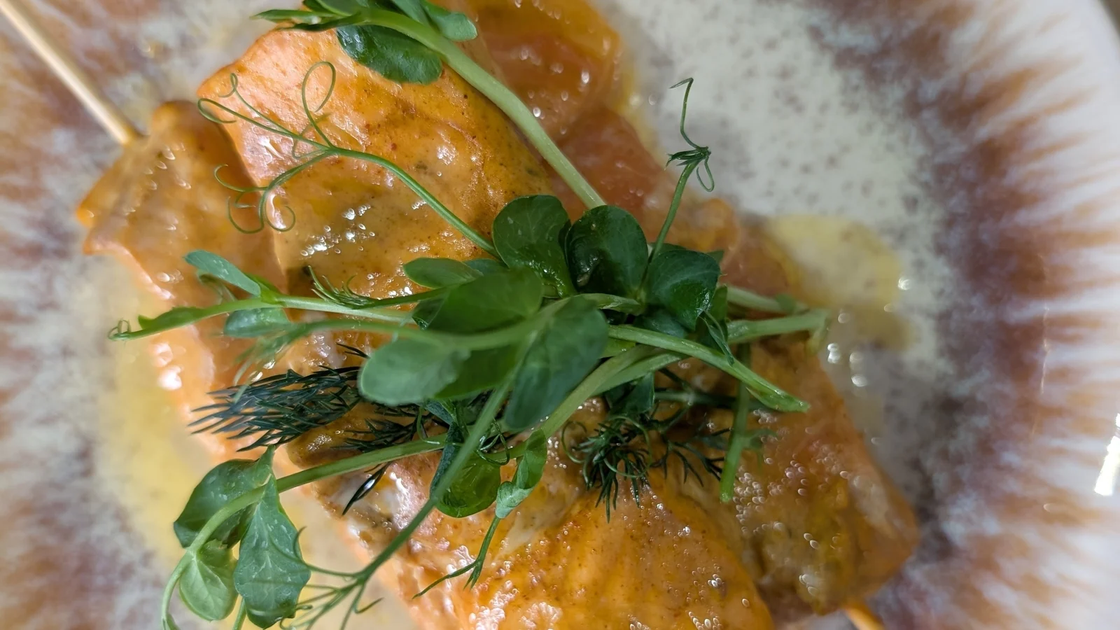 Saumon tikka d'Aisling Larkin avec une salade crémeuse de concombre et de radis avec du riz bijou