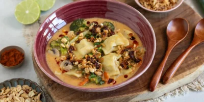 Soupe asiatique Maultaschen au lait de coco et légumes