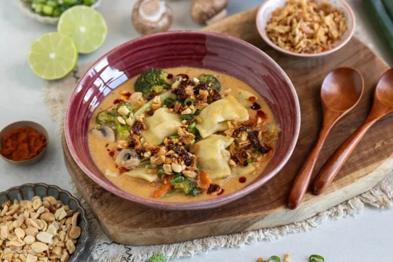 Soupe asiatique Maultaschen au lait de coco et légumes