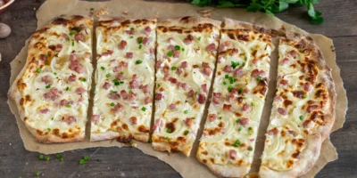 Tarte flambée alsacienne aux lardons et oignons