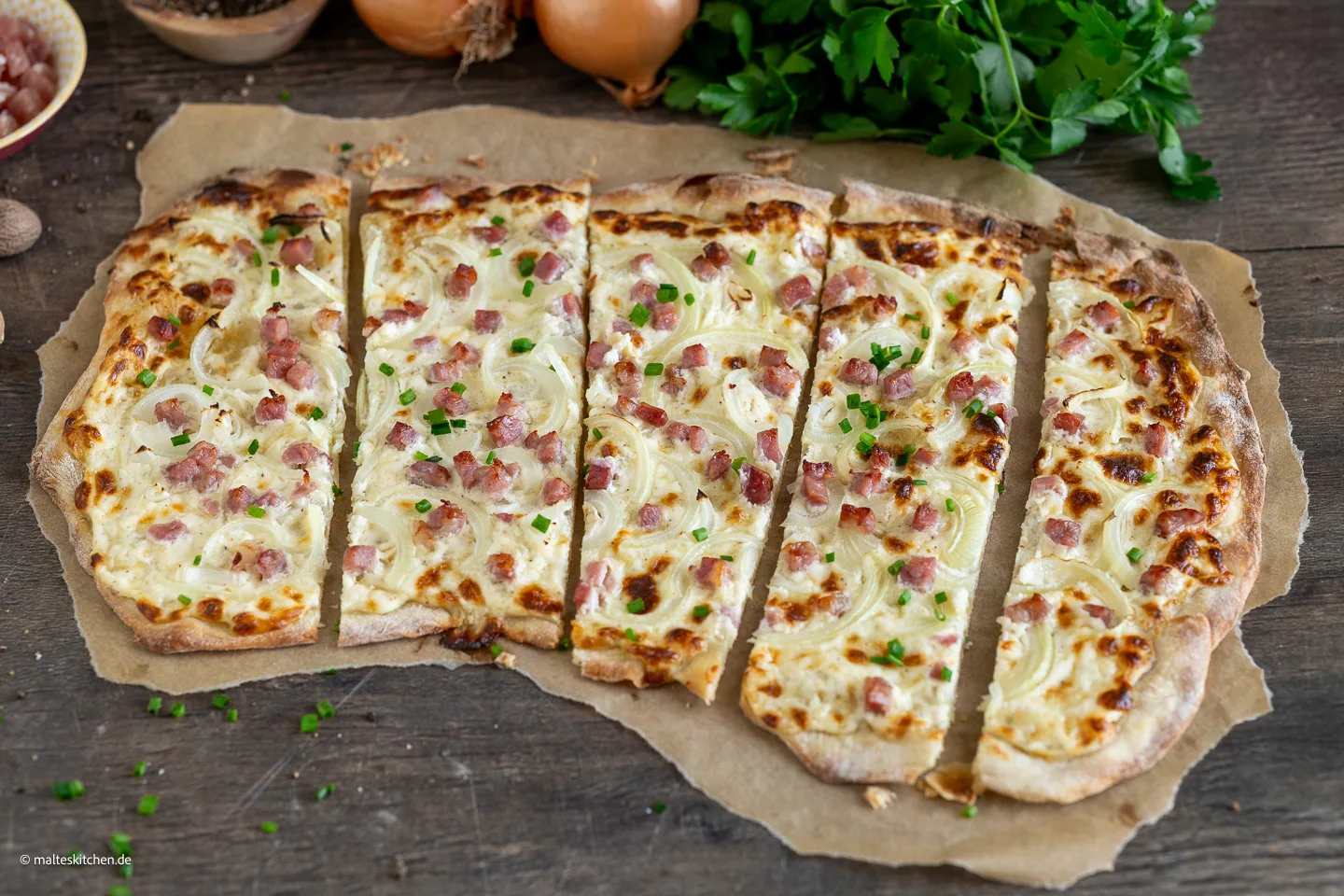 Tarte flambée alsacienne aux lardons et oignons