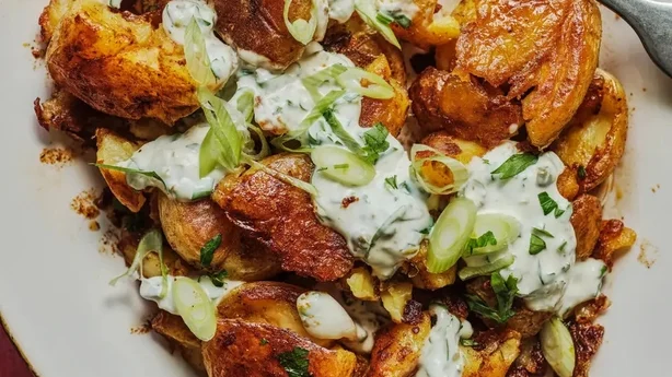 Salade de pommes de terre croustillantes avec vinaigrette à la moutarde et aux câpres 