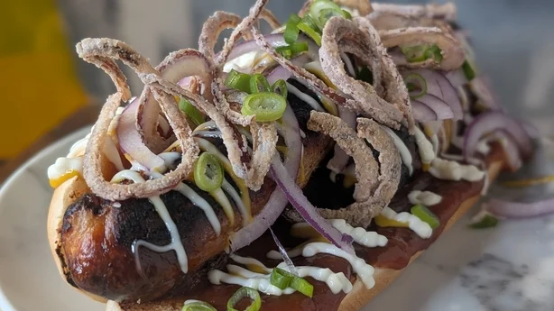 Un hot dog chargé de garnitures