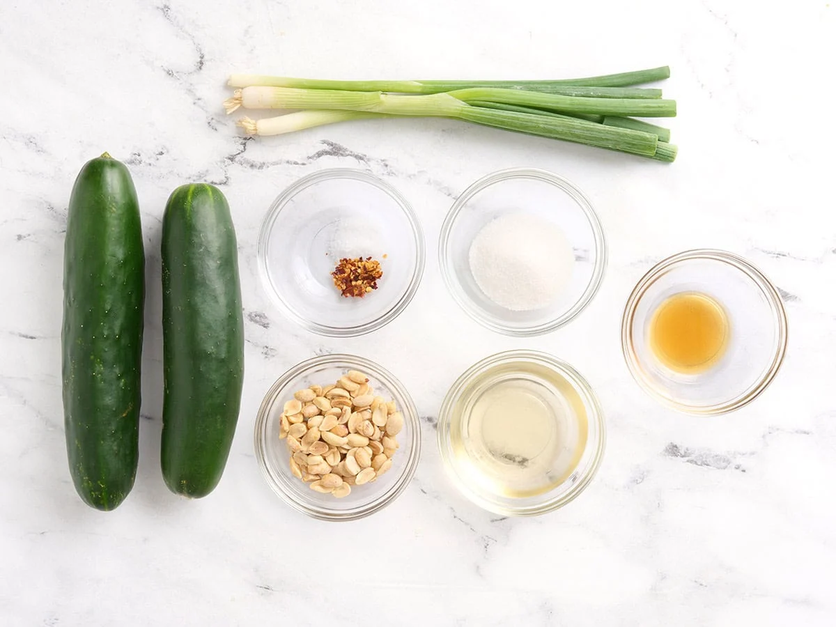 Les ingrédients pour faire une salade de concombre au sésame.