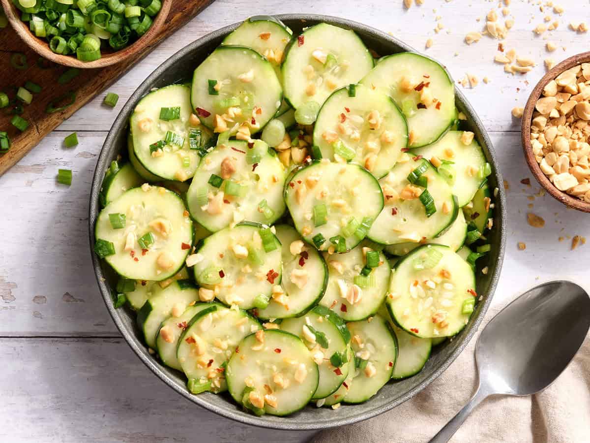 Vue aérienne d'un bol de salade de concombre au sésame.