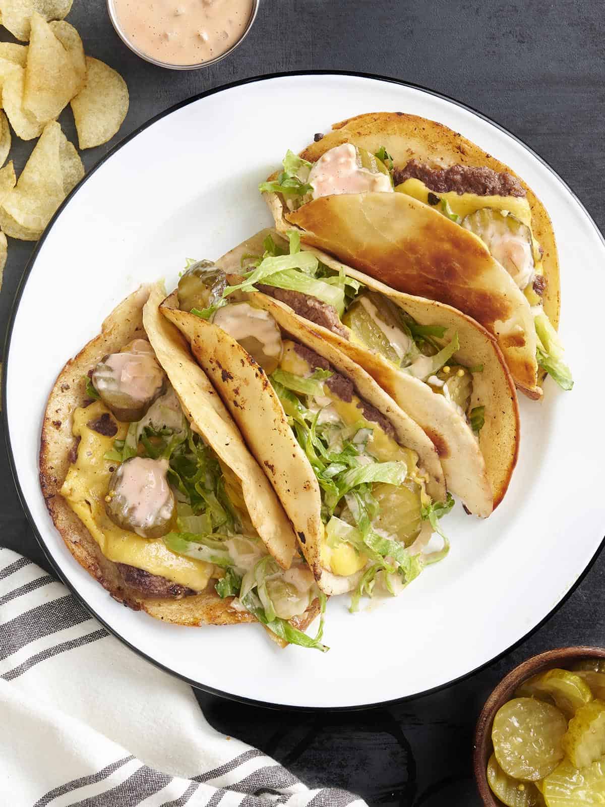 Vue aérienne d'une assiette de tacos smash burger faits maison.