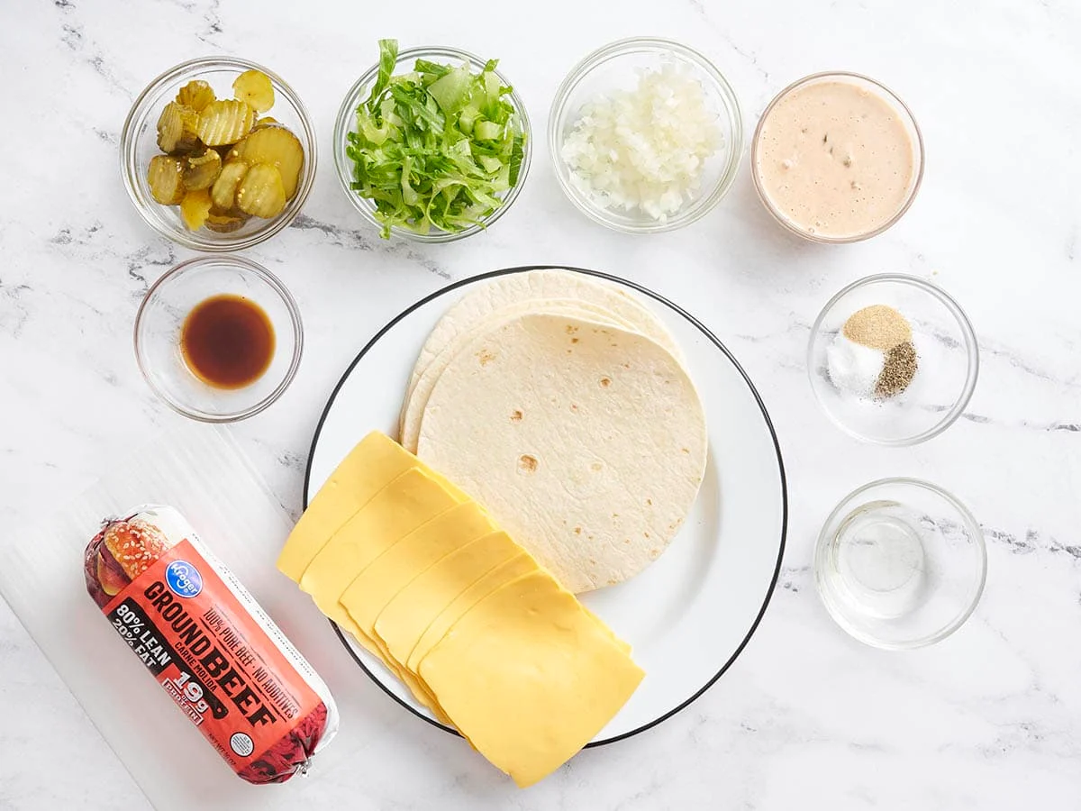 Les ingrédients pour réaliser des tacos smash burger maison.