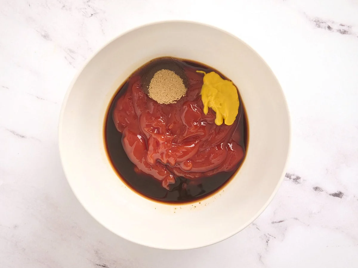 Ketchup, moutarde, sauce Worcestshire et cassonade dans un bol à mélanger.