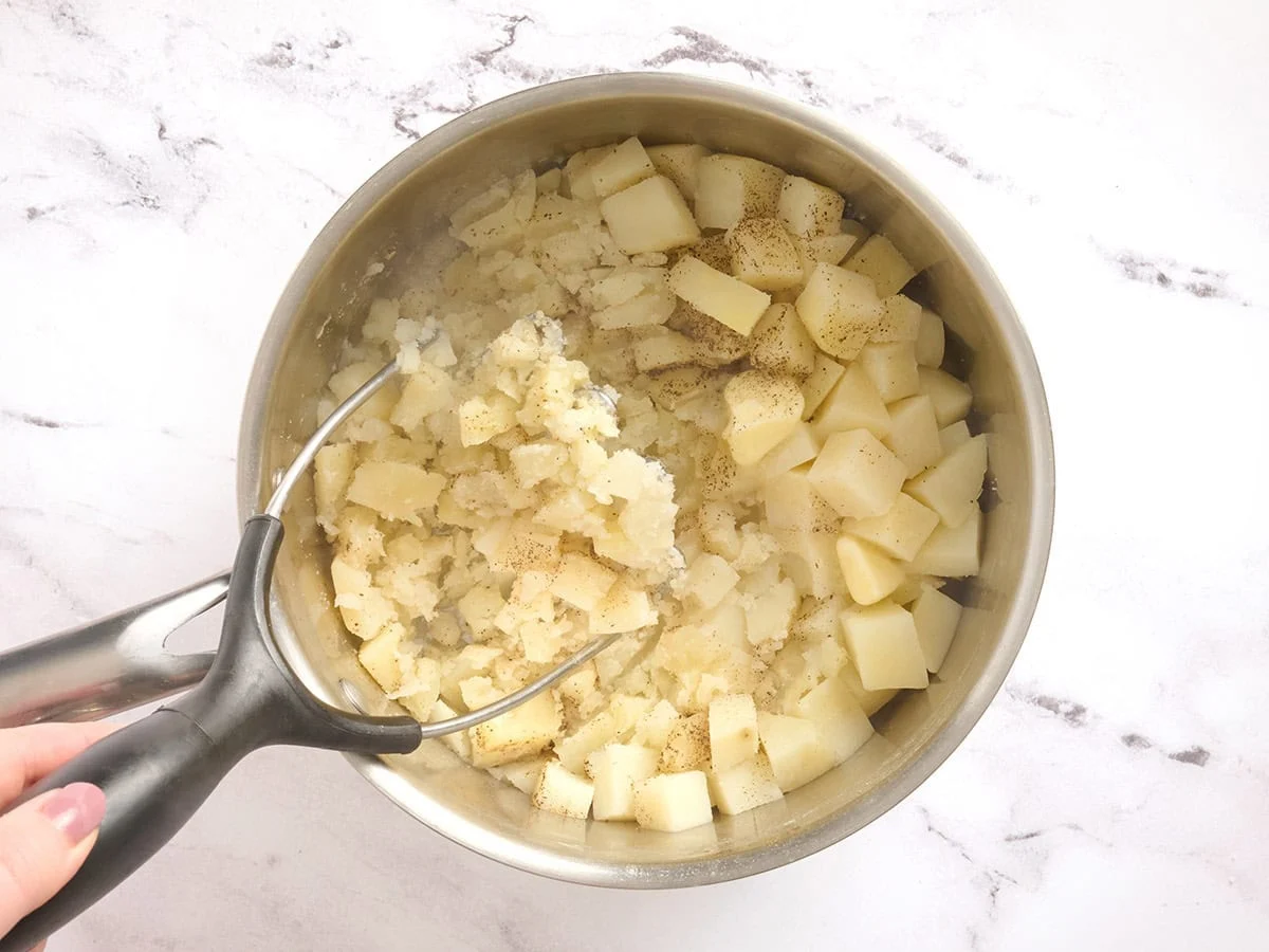 Une purée de pommes de terre en purée dans une casserole.