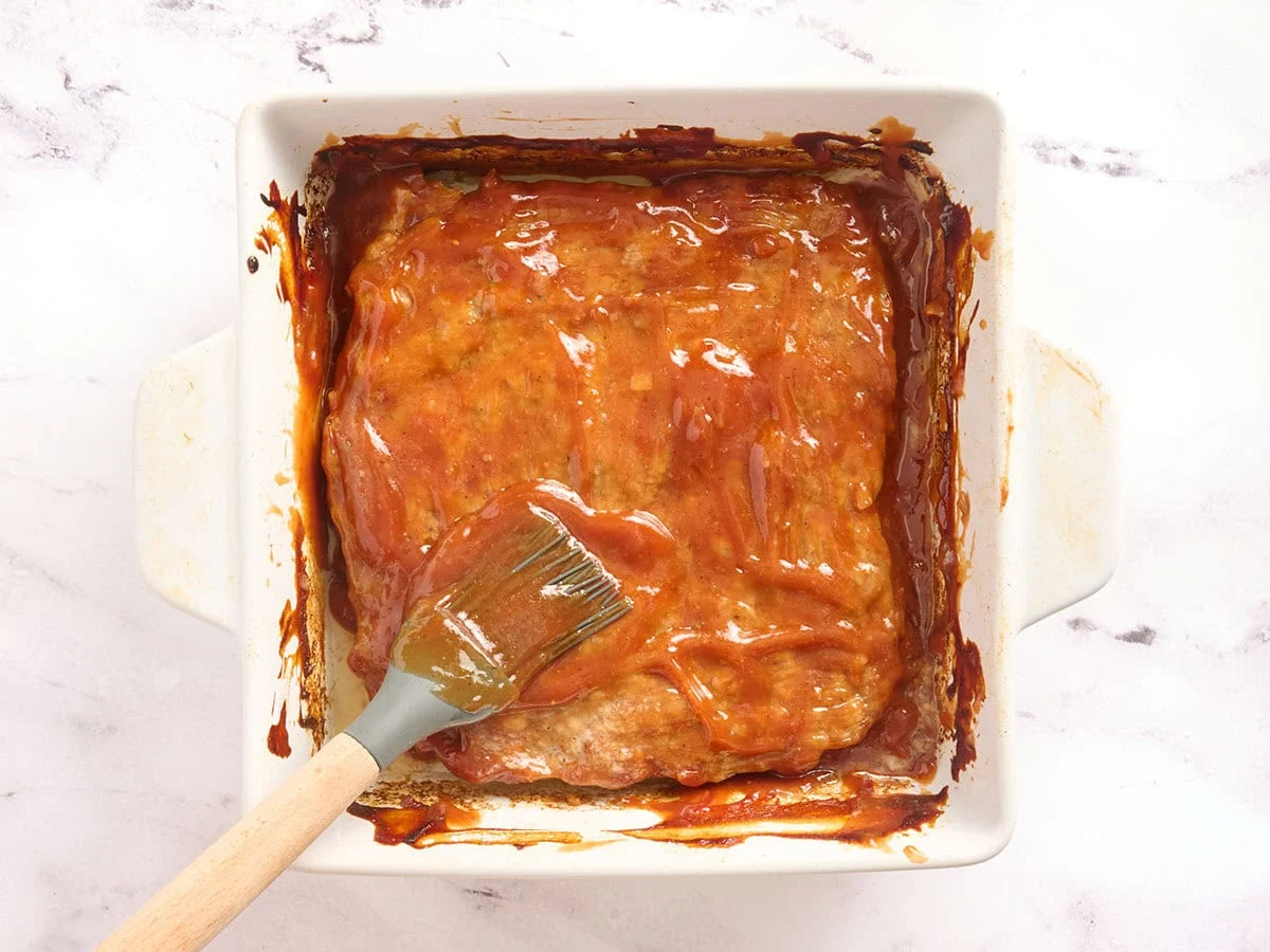 Casserole de pain de viande badigeonnée de glaçage après cuisson au four.