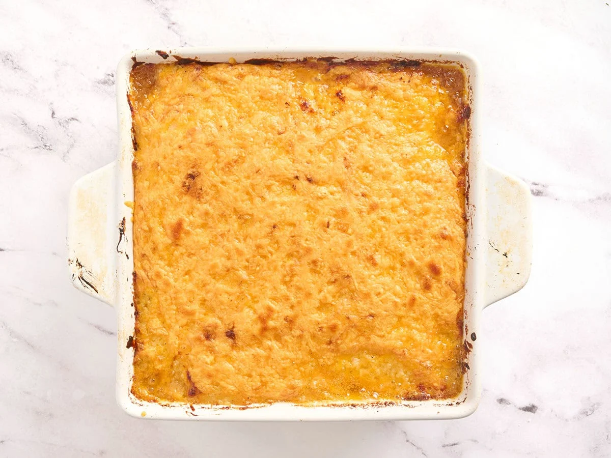 Casserole de pain de viande après cuisson au four, recouverte de fromage fondu.