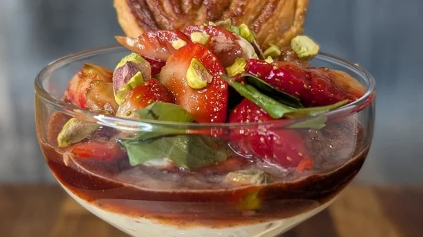 Un dessert dans un grand verre