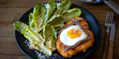Cuisinez comme un chef : escalope de poulet avec œuf au plat et salade César
