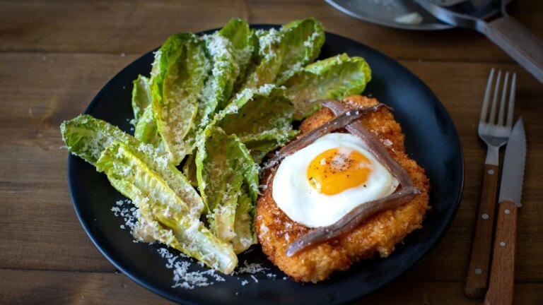 Cuisinez comme un chef : escalope de poulet avec œuf au plat et salade César