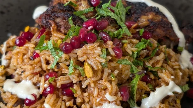 Poulet baharat et harissa à la rose d'Eunice Power avec riz épicé et tahini