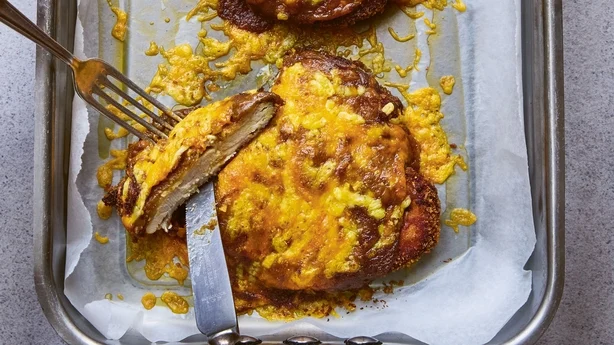 Parmo de poulet au fromage et sauce curry