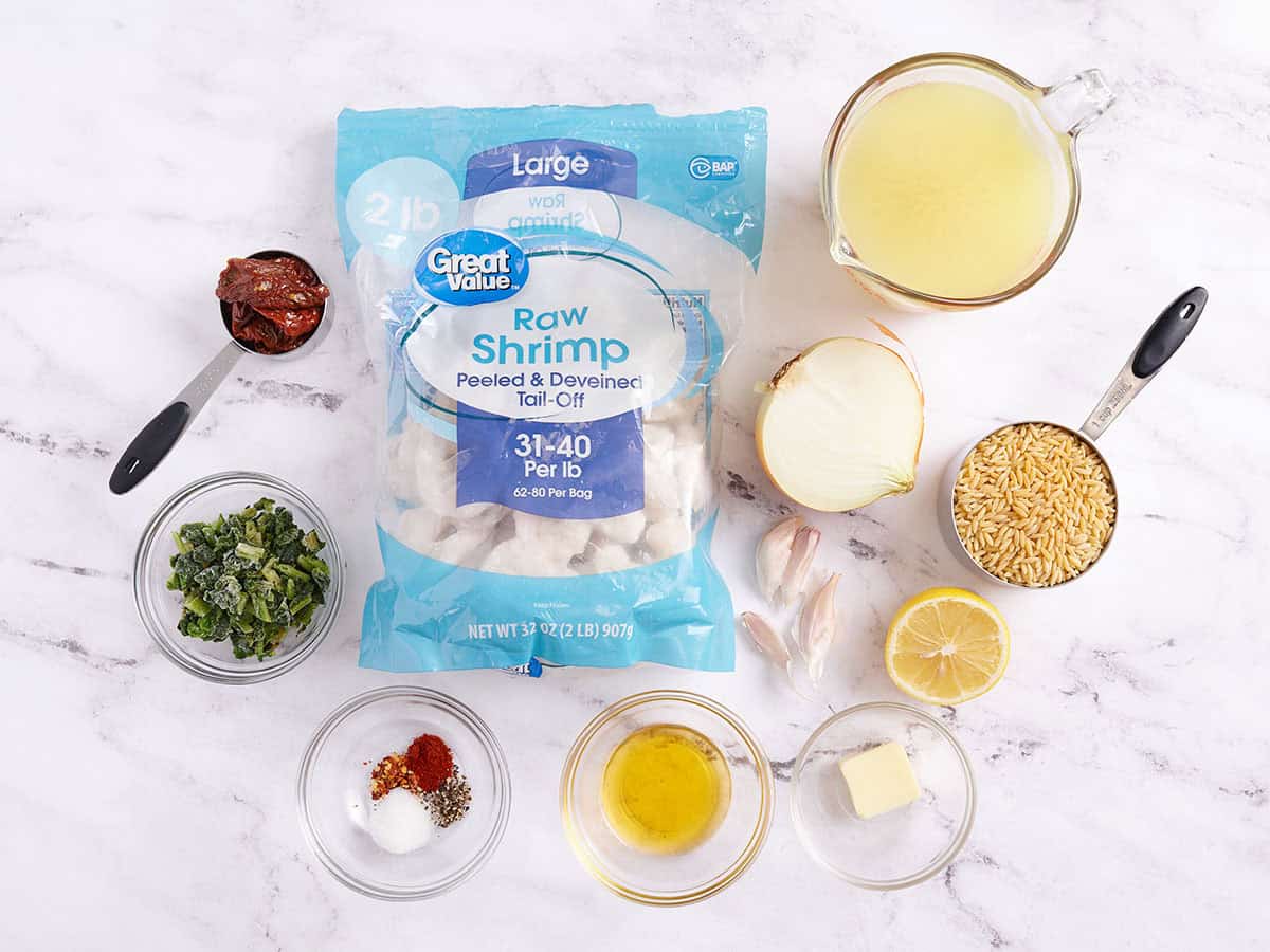 Les ingrédients pour faire une poêle à crevettes à l'ail et à l'orzo.