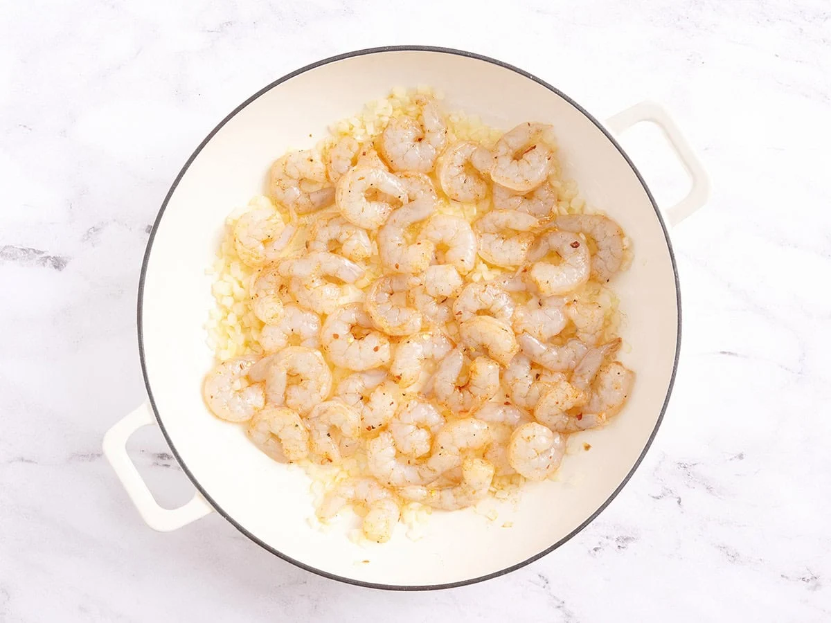 Crevettes cuisant dans une poêle.