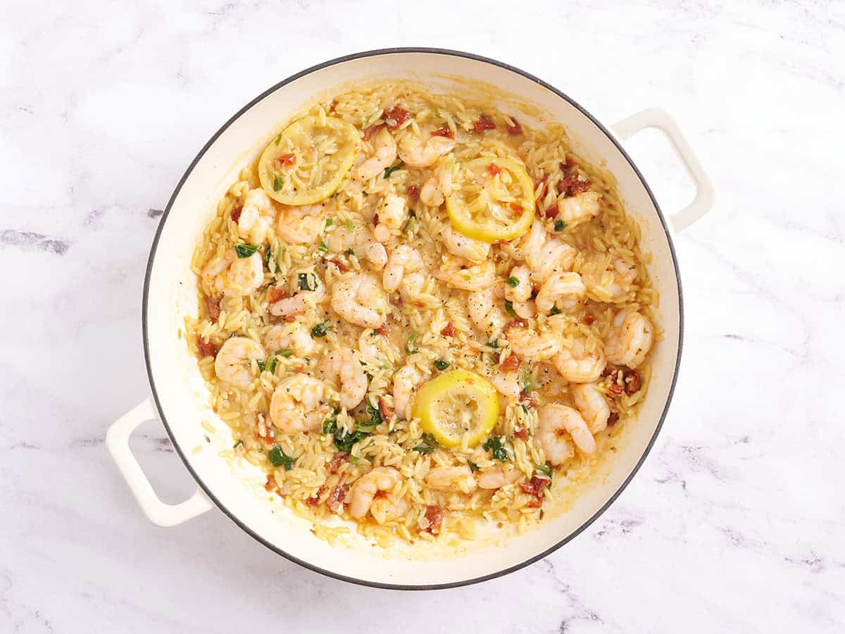 Crevettes à l'ail et poêle à l'orzo finies.