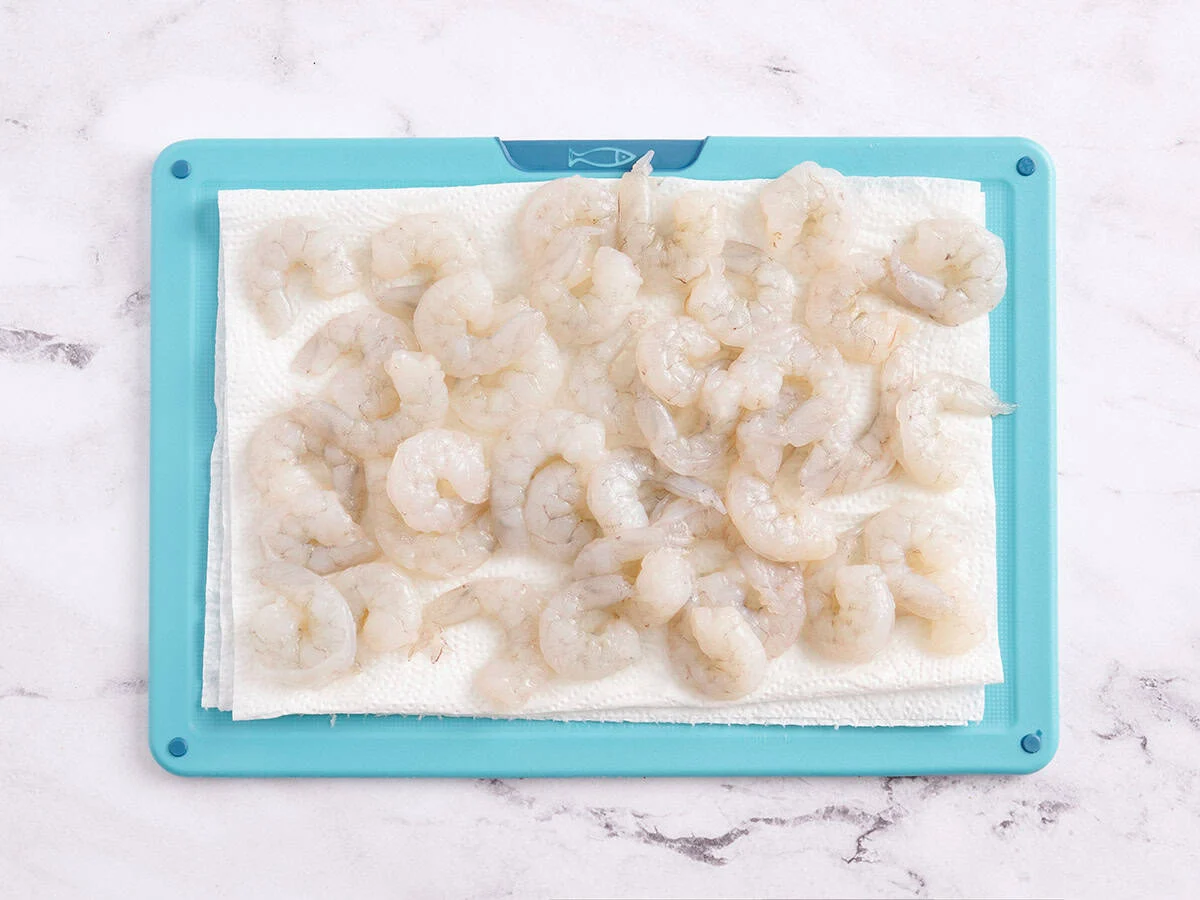 Crevettes décongelées sur une serviette en papier.