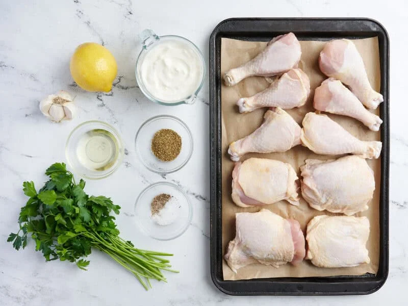 Les ingrédients pour faire du poulet mariné à la grecque.