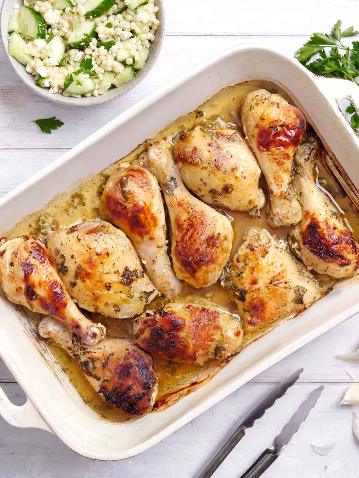 Vue aérienne d'une poêle de poulet mariné à la grecque.