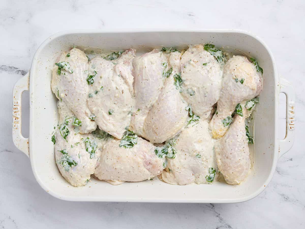 Morceaux de poulet marinés dans un plat allant au four.