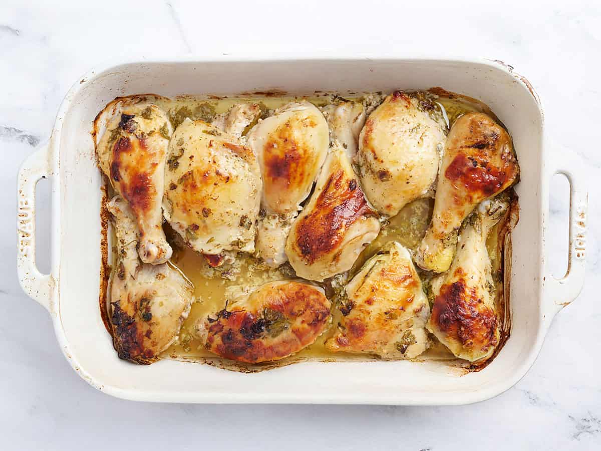Poulet mariné à la grecque fraîchement cuit dans un plat allant au four.