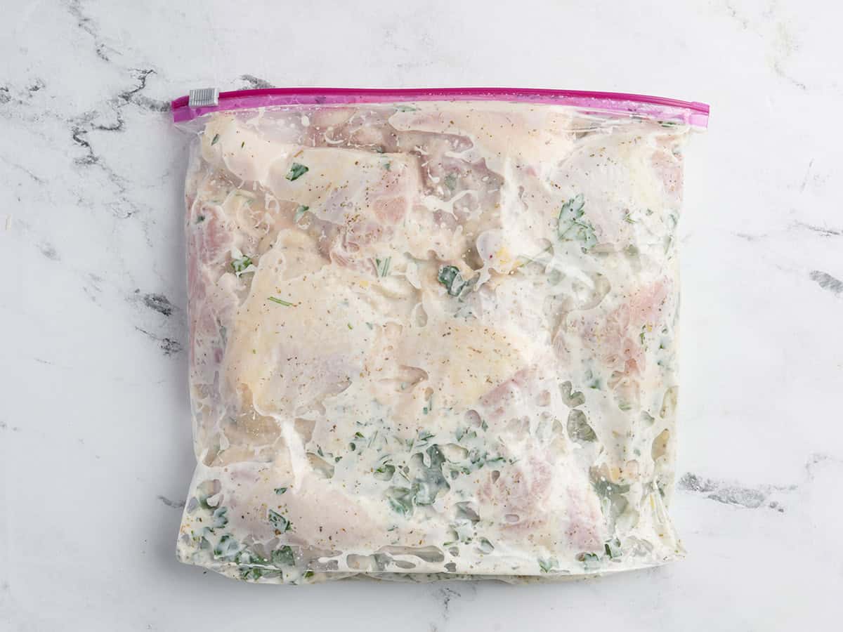Morceaux de poulet dans un sac avec marinade grecque.