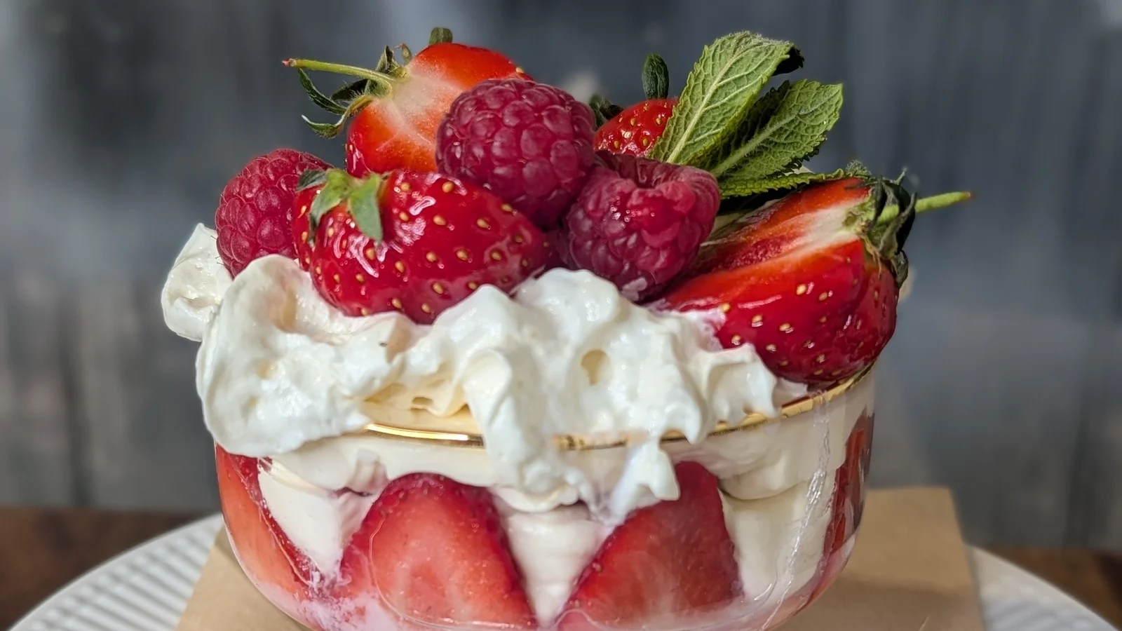 Tiramisu d'été aux baies de Sarah Butler