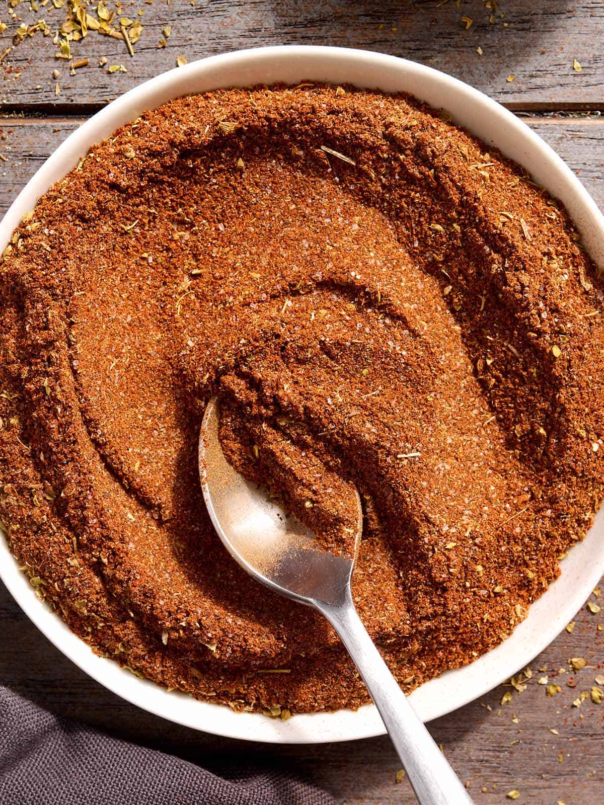 Assaisonnement pour tacos maison dans un bol avec une cuillère.