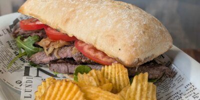 Sandwich au steak de Sarah Butler et oignons caramélisés
