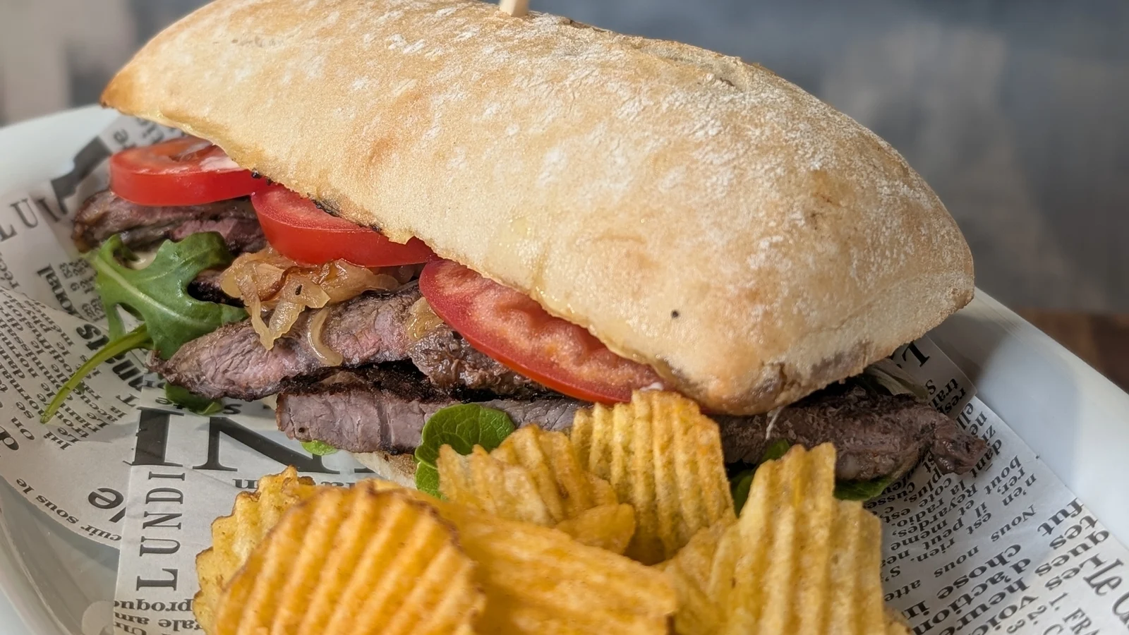 Sandwich au steak de Sarah Butler et oignons caramélisés