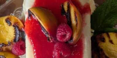Glace au miel de Lilly et coulis de framboise