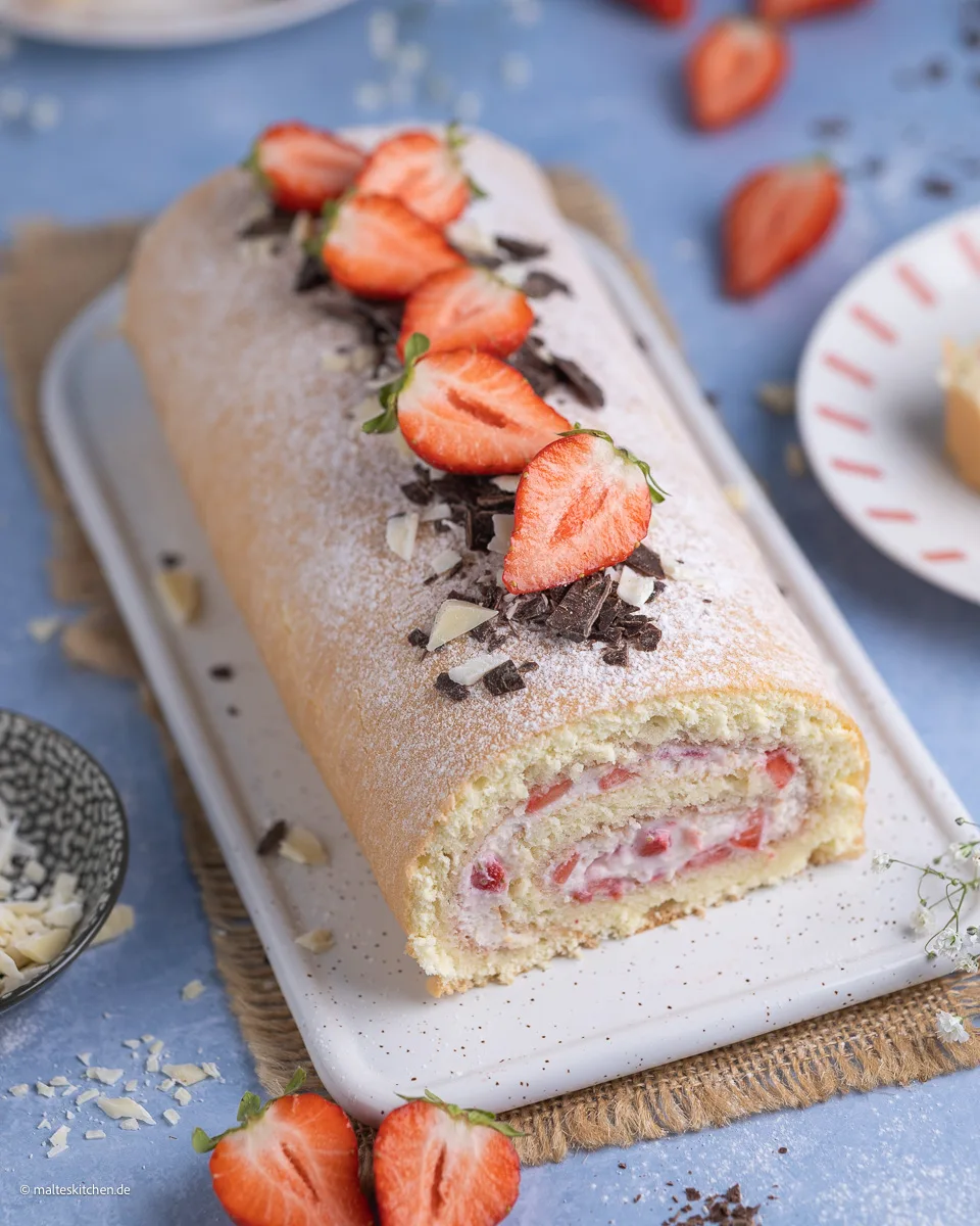 Génoise moelleuse fourrée aux fraises et à la crème.