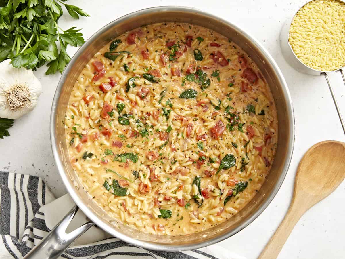 vue aérienne de l'orzo toscan dans une poêle.