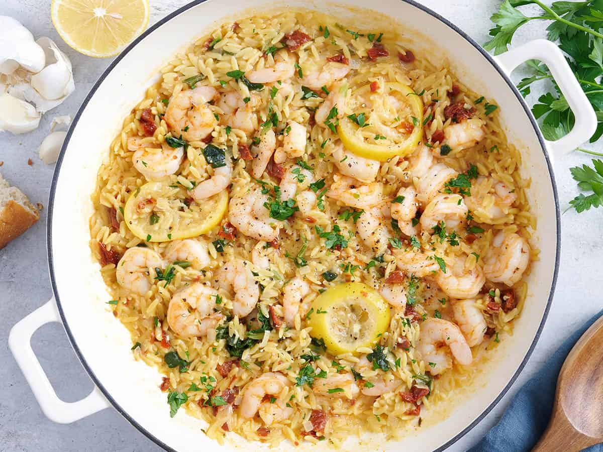 Vue aérienne d'une poêle à crevettes à l'ail et à l'orzo.