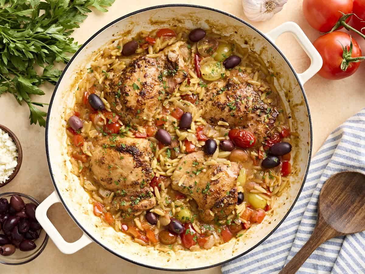 Vue aérienne du poulet grec et de l'orzo dans une poêle.