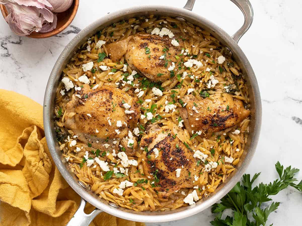 Vue aérienne d'un pot rempli de poulet au poivre citronné et d'orzo.