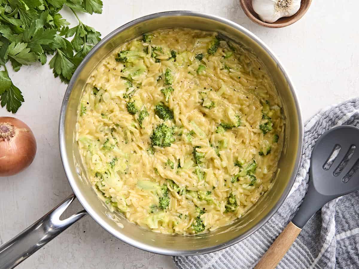 Vue aérienne de l'orzo crémeux au brocoli et au cheddar dans une poêle.